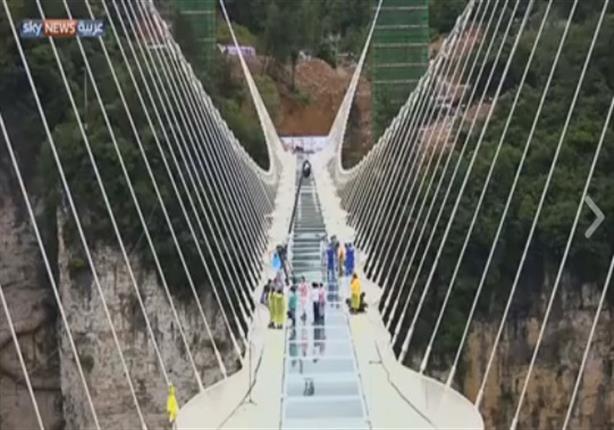  اختبار الموت.. متطوعون يختبرون أطول جسر زجاجي في الصين