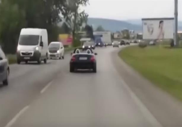 بالفيديو - شاهد ماذا فعل سائق المرسيدس مع سيارة إسعاف تنقل مصابًا؟