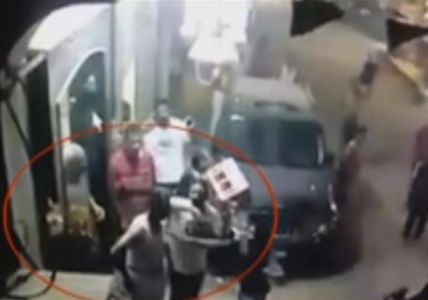 بالفيديو- ضابط شرطة يطلق النار على مواطن بدار السلام والأهالي يطاردونه