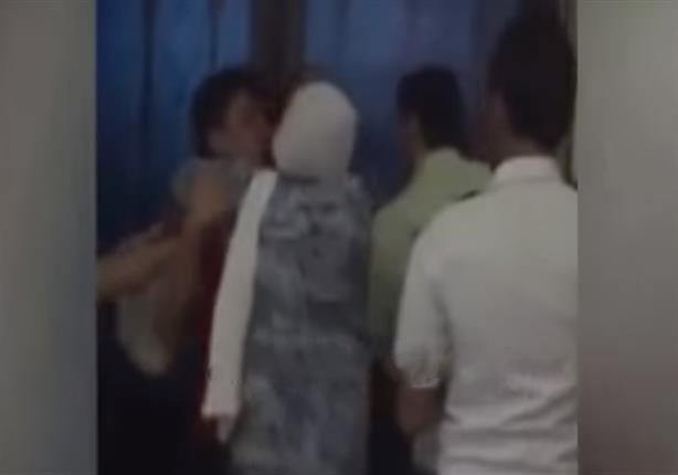 بالفيديو.. إغماء نائبة برلمانية بعد تشاجرها مع ضابط بقسم شرطة مدينة نصر