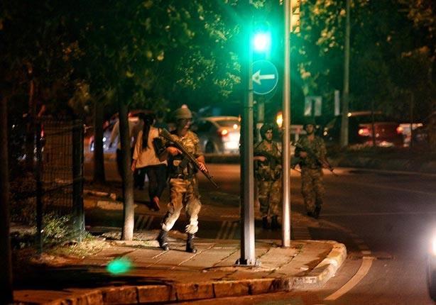 المشاركون في إنقلاب الجيش التركي يسلمون أسلحتهم للمواطنين- فيديو