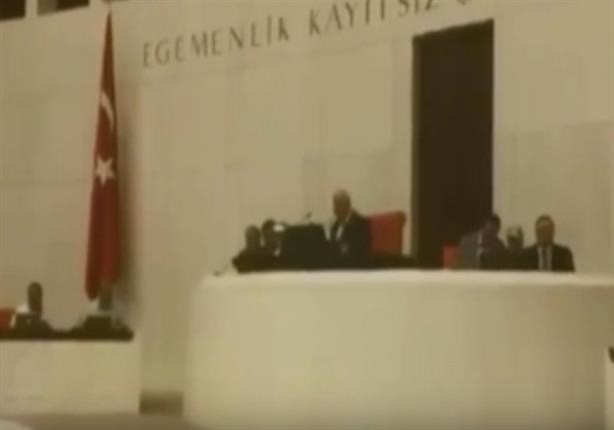 لحظة سقوط قذيفة داخل قاعة البرلمان التركي وقت إنعقاد الجلسة الطارئة - فيديو
