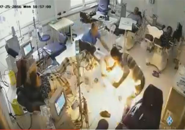 بالفيديو - رجل يحرق المرضى في مستشفى بألبانيا 