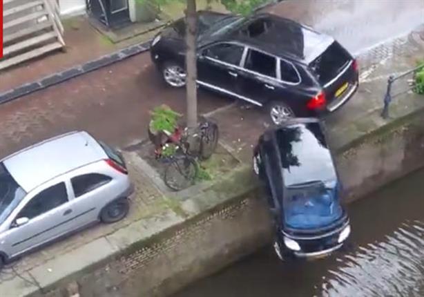 بالفيديو.. بورش كايين تقضي على سيارة سمارت وتغرقها في المياه