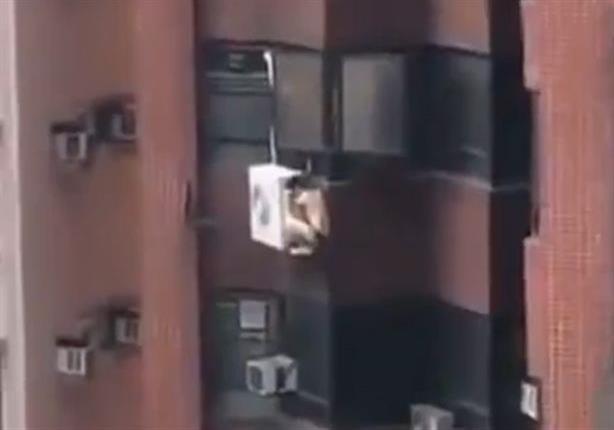 بالفيديو – "رجل يختبئ عاريا فوق تكييف منزل عشيقته بعد عودة زوجها"
