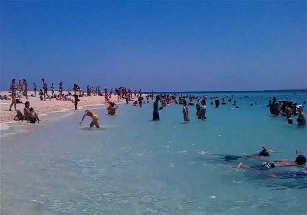 نشطاء يتداولون لقطات لـ"حوت عملاق" يفاجئ شابان بشاطئ مارينا - فيديو