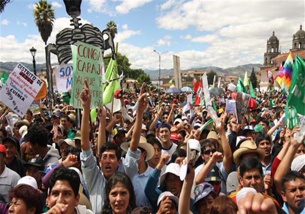 رئيس بيرو وزوجته يشاركان الآلاف في تظاهرات حاشدة بمدينة هوانكو