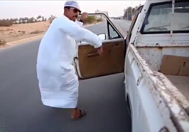 بالفيديو - شاب سعودي يتزلج على الأسفلت أثناء قيادته لسيارة بيك أب 