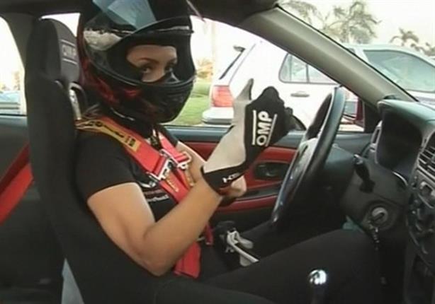 بالفيديو.. فتيات مصر يقتحمن عالم سباقات السيارات