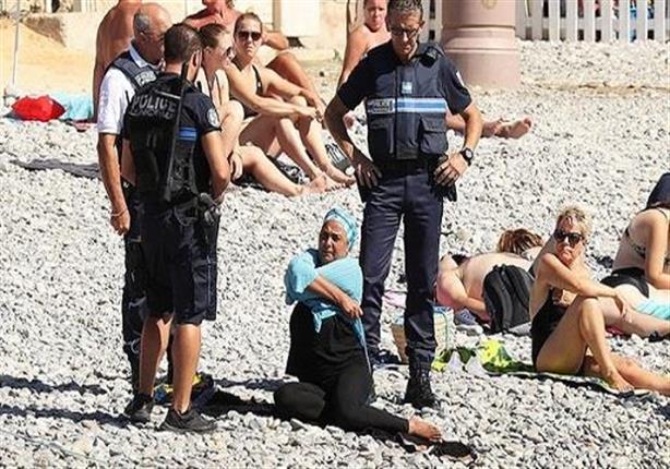 الشرطة الفرنسية تجبر امرأة مسلمة على خلع "البوركيني"..فيديو 