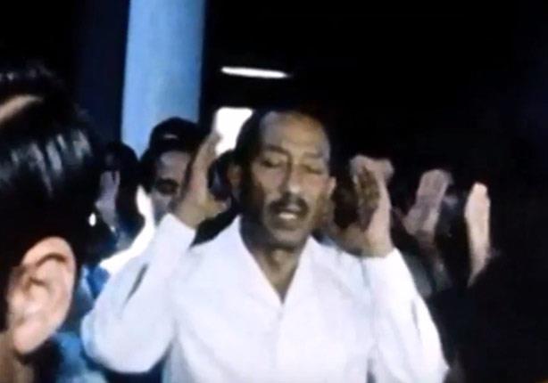 فيديو نادر : الرئيس السادات يصلى الجمعة بميت أبو الكوم بدون حراسة