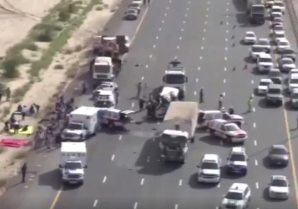 شرطة دبي تنشر تصوير جوي لحادث حافلة نقل ركاب وشاحنة