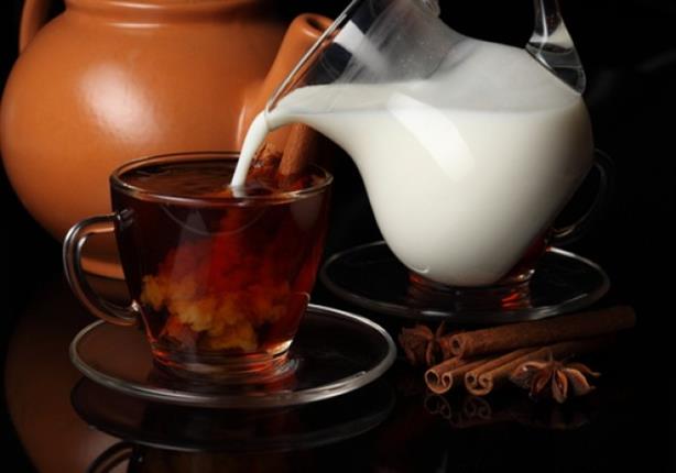 هل تناول الشاي مع الحليب يسبب سرطان المعدة؟.. طبيبة تجيب