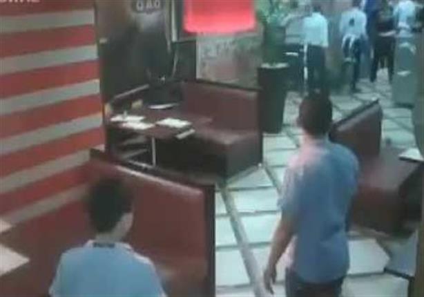 بالضربة القاضية.. زوجة تنهي خناقة مع زوجها بأحد مطاعم الإسكندرية - فيديو