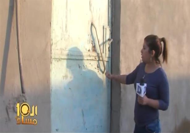 نمر يحاول الهجوم على مذيعة "دريم" خلال تقرير عن مزرعة نمور العياط- فيديو