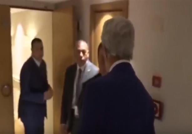 حرس السيسي الشخصي يستوقف وزير الخارجية الأمريكي: "معاك موبايل بكاميرا" -(فيديو)