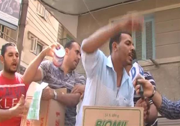 بالفيديو- أهالي يهاجمون سيارة مُحملة بألبان الأطفال.. وموظف الصحة: "مليش دعوة"