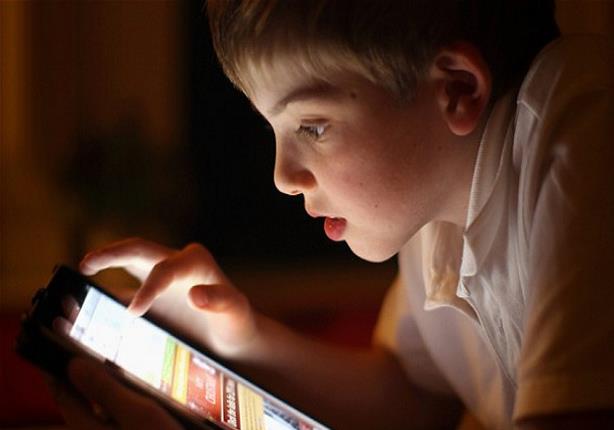 الصحة تكشف خطوات تحمي طفلك من مخاطر استخدام الإنترنت