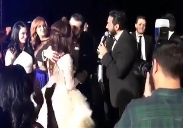 بالفيديو- موقف كوميدي بين كندة ويوسف أثناء غناء تامر حسني بحفل زفافهما