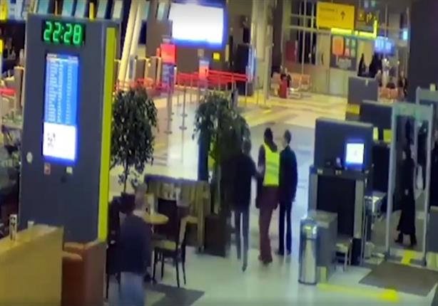 بعد منعه من السفر .. روسي يقتحم المطار بسيارته في 120 ثانية