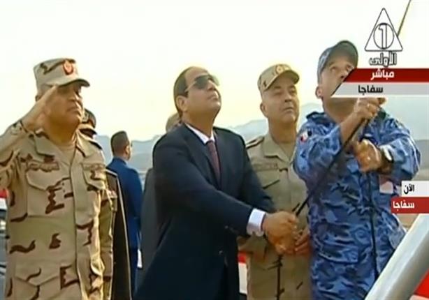 الرئيس السيسي يرفع العلم المصري على حاملة المروحيات جمال عبد الناصر 