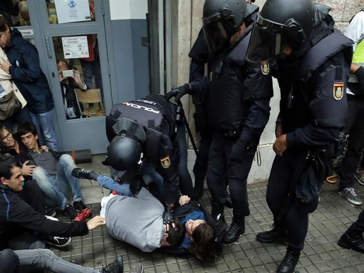الشرطة الأسبانية تقتحم مركز للتصويت كتالونيا وتمنع الناخبين من الإدلاء بأصواتهم