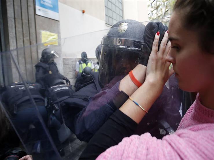 كتالونيا تتحدى أسبانيا.. والشرطة تقتحم مراكز الاستفتاء