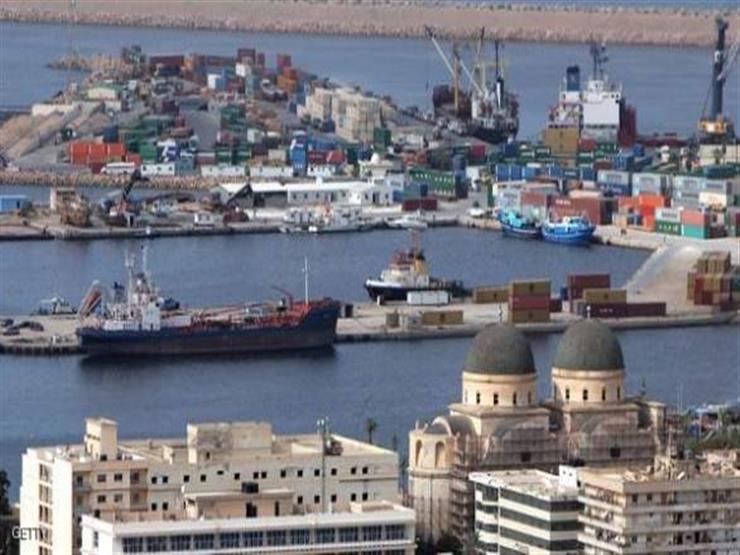 لحظة وصول أول سفينة لـ "ميناء بنغازي" بعد تحريره -فيديو