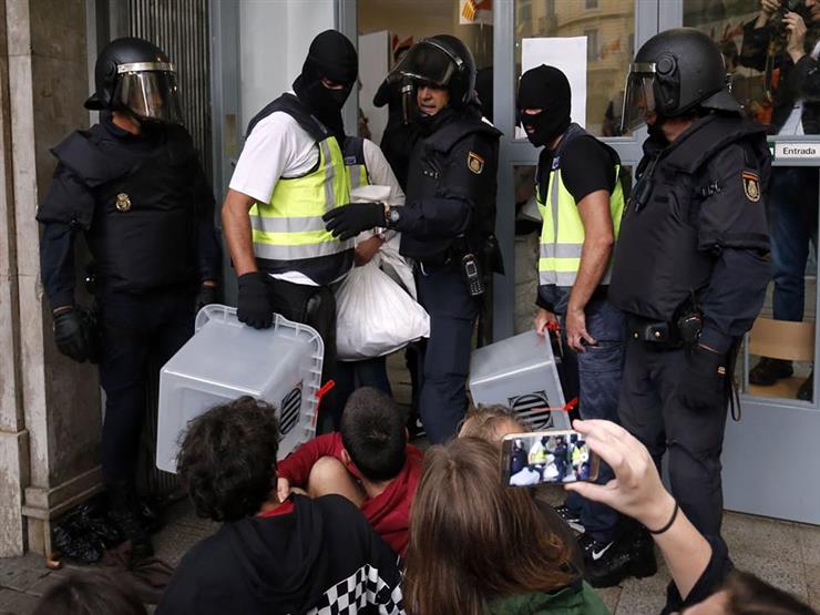 اللاوندى: الشرطة الإسبانية تعمدت العنف مع الناخبين في "كتالونيا"