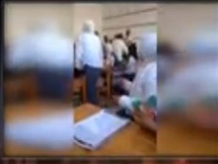 بالفيديو - مدرس يعتدي بالضرب على طالب ثانوي