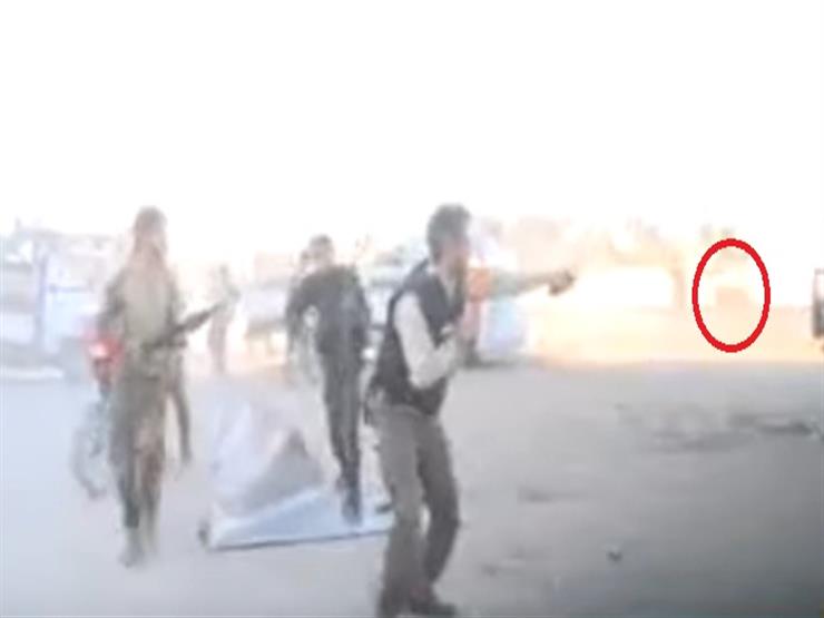 لحظة تعرض مراسل التلفزيون الإيراني لهجوم من قبل داعش بأحد الميادين السورية