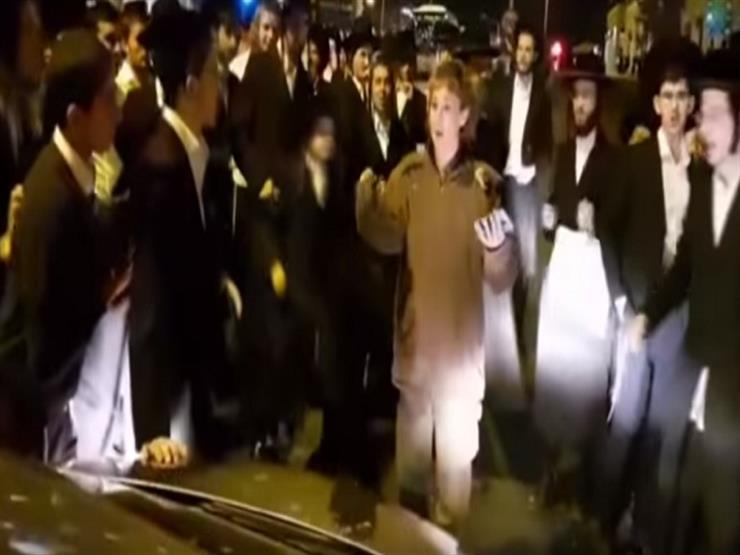 جندية إسرائيلية تعتدي على متظاهرين يهود متشددين -فيديو