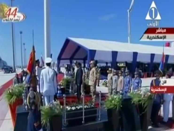 السيسي يرفع علم مصر على قاعدة الإسكندرية البحرية