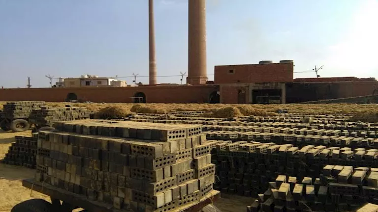 انهيار مدخنة مصنع طوب بالجيزة… والبحث عن ضحايا تحت الأنقاض