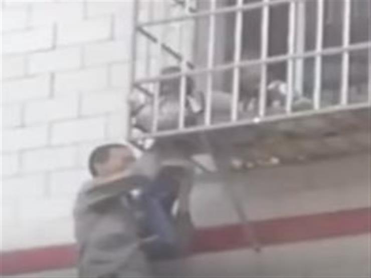 لحظة إنقاذ طفل صغير علق عنقه بين قضبان "بلكون"- فيديو