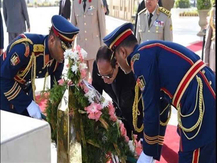 الرئيس السيسي يضع إكليلاً من الزهور على قبر الجندي المجهول