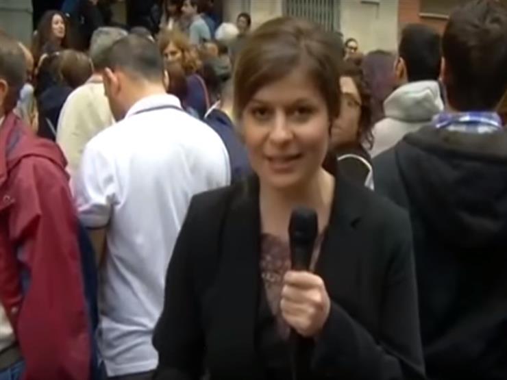 متظاهر كتالوني يُقبل مراسلة RT العربية على الهواء -فيديو