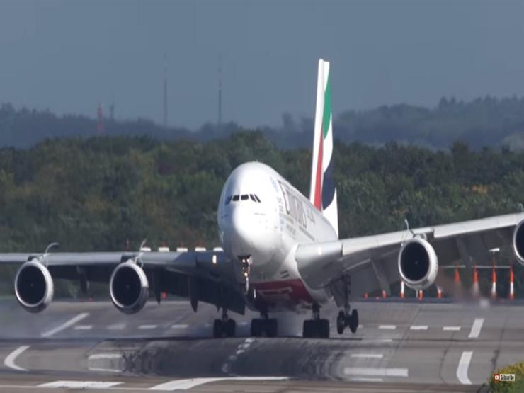 بالفيديو- أكبر طائرة في العالم تهزم الرياح وتهبط في ألمانيا