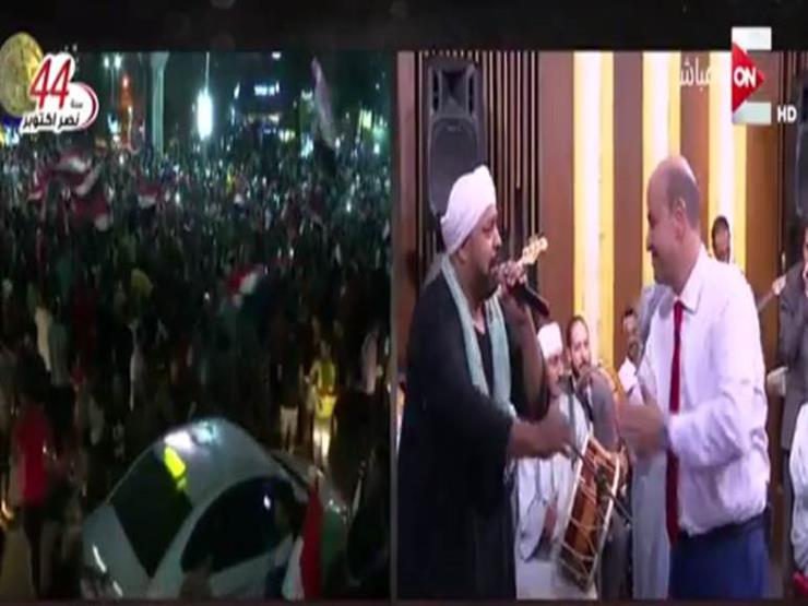 عمرو أديب يرقص على أنغام حجازي متقال احتفالا بتأهل المنتخب لكأس العالم