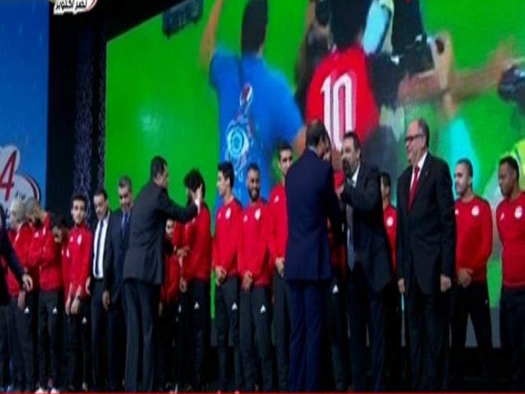 السيسي يداعب مجدي عبد الغني بعد تأهل المنتخب للمونديال-فيديو