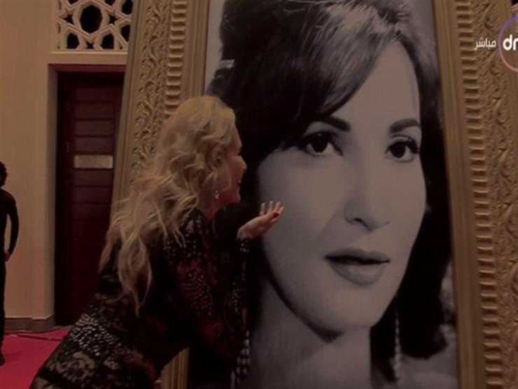 يسرا تقبّل "صورة شادية" في حفل افتتاح مهرجان القاهرة السينمائي-فيديو