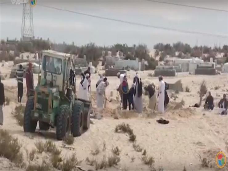 بالفيديو.. لحظة دفن شهداء "مجزرة الروضة" في صحراء سيناء