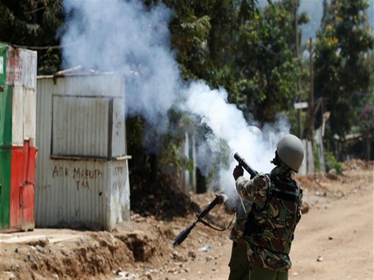 الشرطة الكينية تطلق الغاز المسيل للدموع على المتظاهرين - فيديو