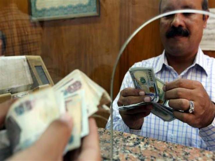 مستوردون يقبلون على شراء الدولار من الصرافات بعد إلغاء حدود الإيداع والسحب مستوردون يقبلون على شراء الدولار من الصرافات بعد إلغاء حدود الإيداع والسحب