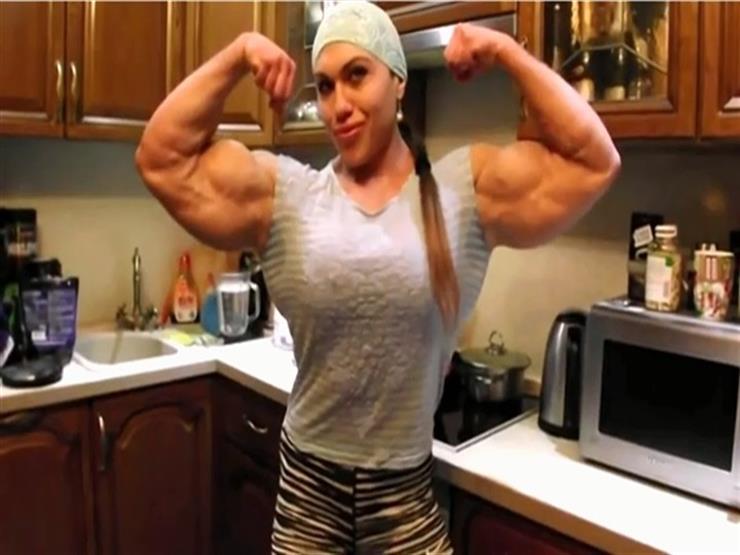 فتاة روسية تستعرض قوتها العضلية- فيديو 