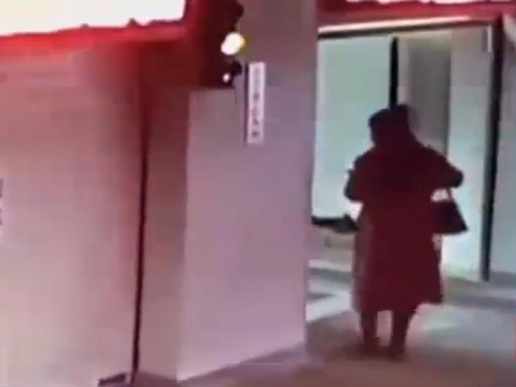 بالفيديو: سيدة "صينية" تدخل متاهة مرعبة أثناء انشغالها بالهاتف