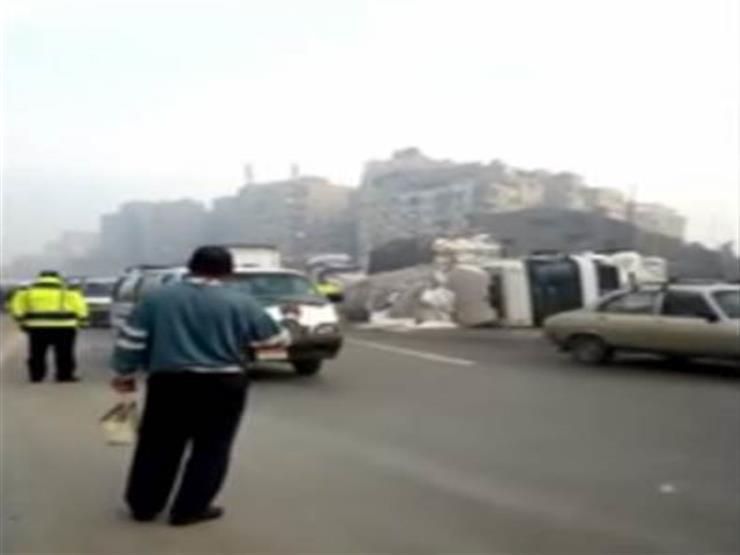 لقطات حية من حادث انقلاب سيارة نقل على الطريق الدائري