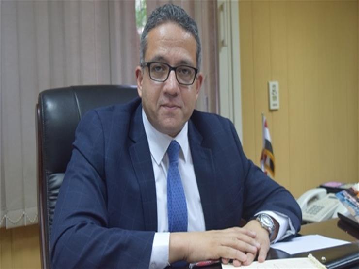وزير الأثار يعلن عن اكتشاف أثري جديد على الهواء - فيديو