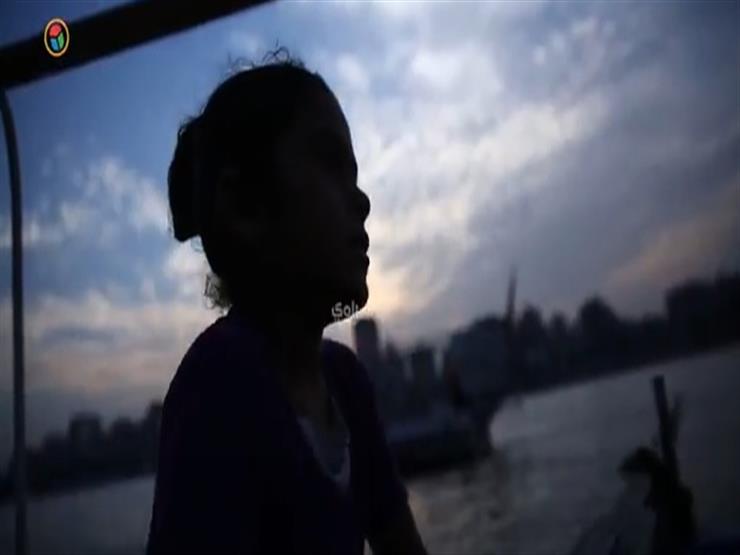 ملك.. بماذا تحلم طفلة تعيش على مركب في النيل؟ (فيديو)