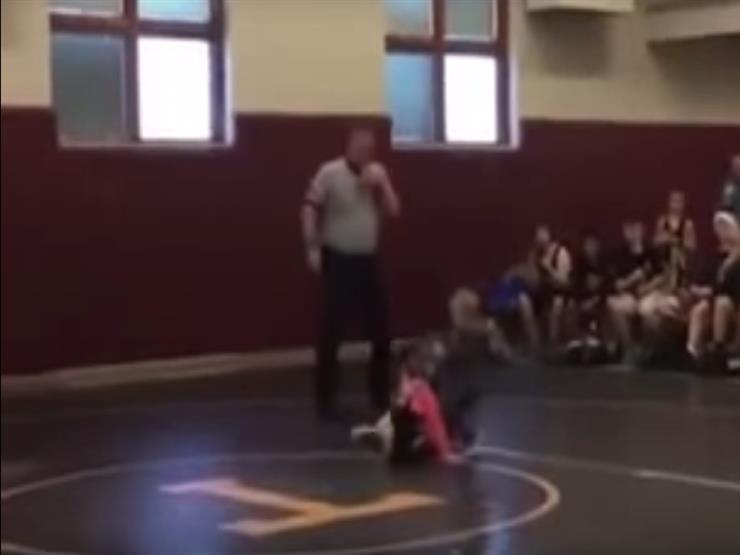 بالفيديو: طفل يدخل إلى حلبة المصارعة لإنقاذ أخته.."أفتكرها بتتخانق"